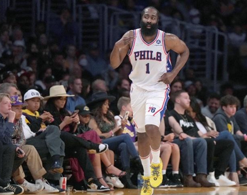 球员缺席而 球员缺席而